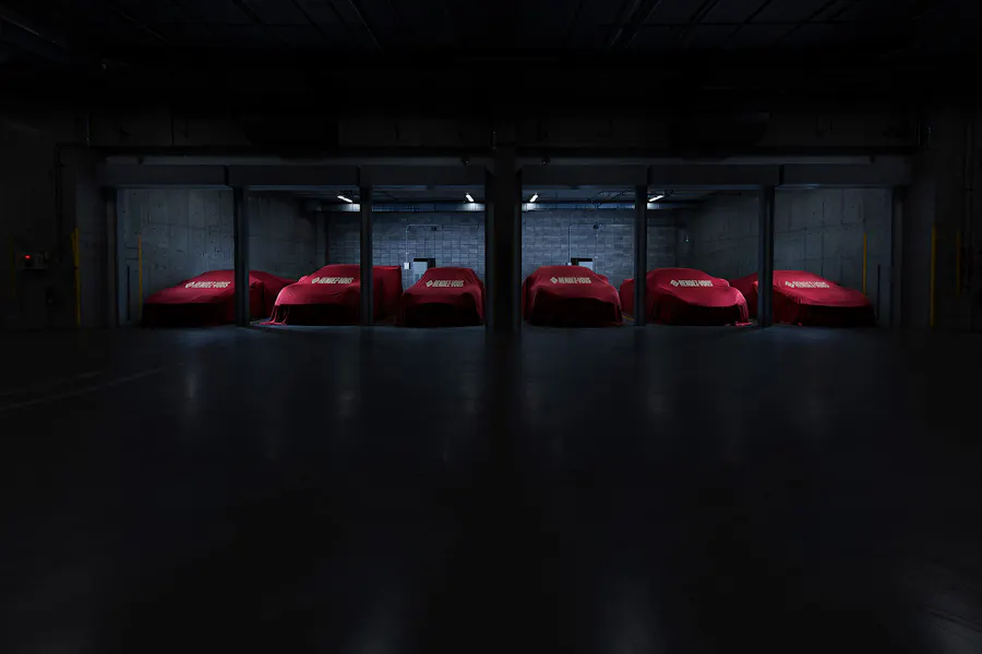 RENDEZ-VOUS のガレージに並ぶ、赤いカバーをかけた車両